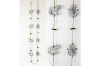 Girlanda s dřevěnou dekorací koníčků nebo sněhuláků . Cena za 1ks. KLA362